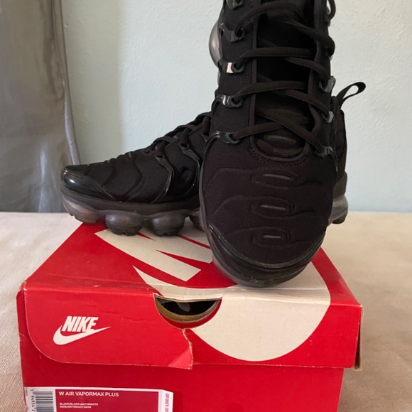 NIKE AIR VAPORMAX PLUS RUNNING SHOES - Picture 8 of 11